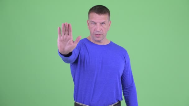 Enojado macho maduro hombre mostrando stop gesture — Vídeos de Stock
