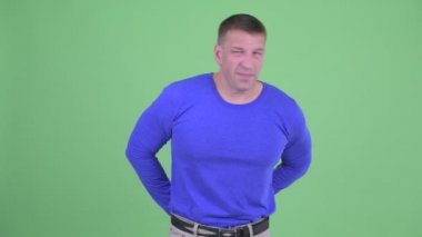 Sırt ağrısı olan stresli maço olgun adam