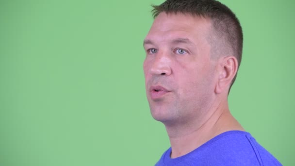 Gesicht eines Macho-reifen Mannes im Interview — Stockvideo