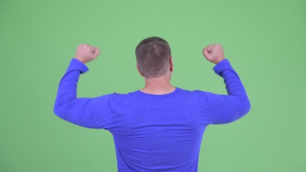 Vista posteriore di felice macho uomo maturo con pugni sollevati — Video Stock