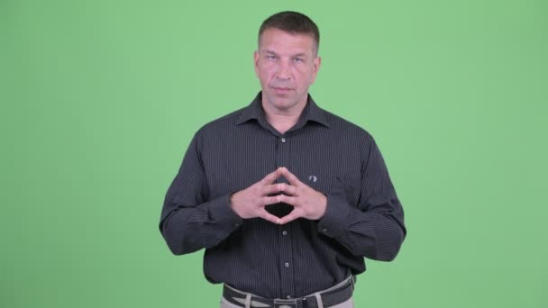 Serieuze macho volwassen zakenman met vinger met elkaar verweven — Stockvideo