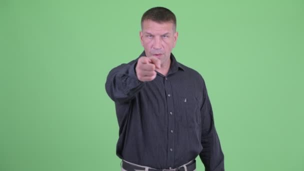 Sérieux macho mature homme d'affaires pointant vers caméra — Video