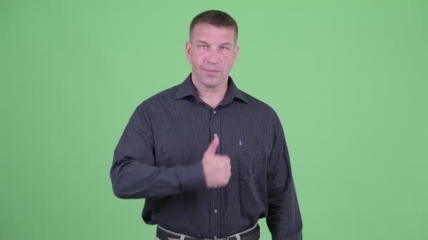 親指を与える成熟したビジネスマンのマチョ — ストック動画