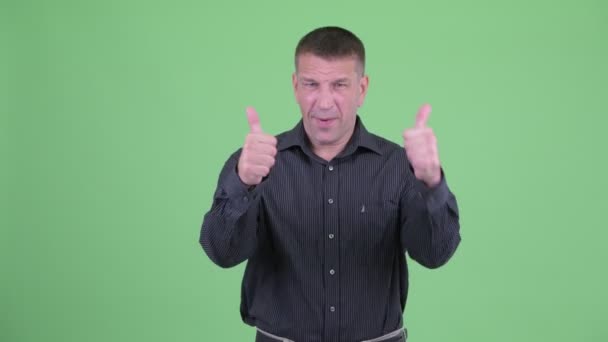 Gelukkig macho volwassen zakenman geeft duimen omhoog en op zoek opgewonden — Stockvideo