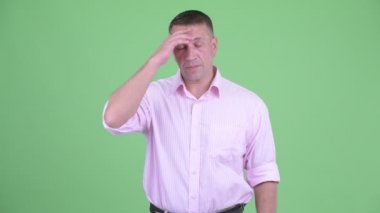 Üzgün olgun maço işadamı başparmak aşağı veren