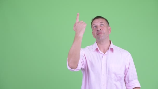 Mutlu olgun maço işadamı konuşuyor ve işaret — Stok video
