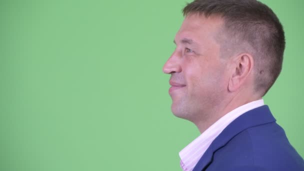 Profil closeup pohled na šťastného dospělého podnikatele v obleku s úsměvem — Stock video