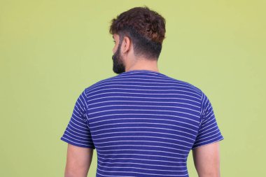 Genç kilolu sakallı Hintli adamın arka görünümü