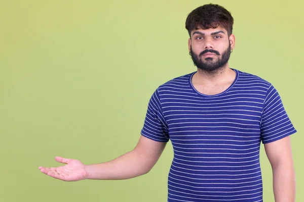 Молода надмірна вага бородатий індійський чоловік показує щось — стокове фото