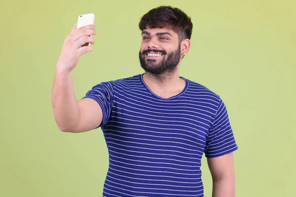 Feliz jovem sobrepeso barbudo indiano homem tomando selfie — Fotografia de Stock