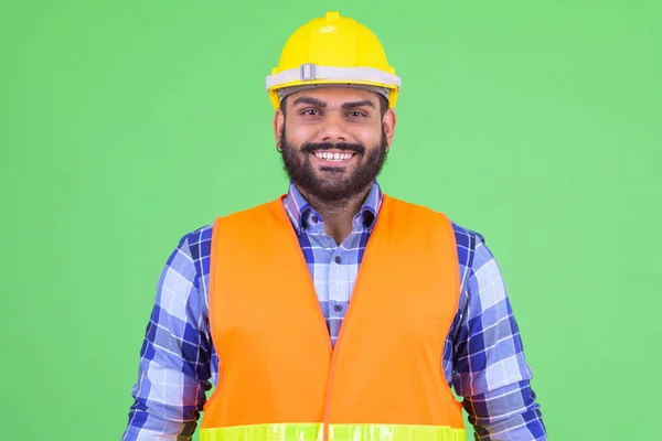 Jovens felizes com sobrepeso barbudo indiano trabalhador da construção civil sorrindo — Fotografia de Stock