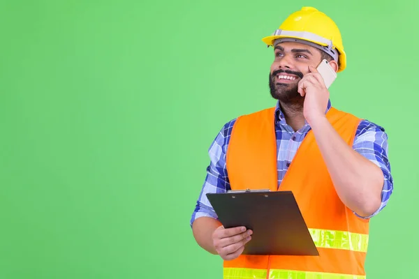 Щаслива молода надмірна вага Бородаті Індійська людина будівельний працівник з буфера мислення при розмові по телефону — стокове фото