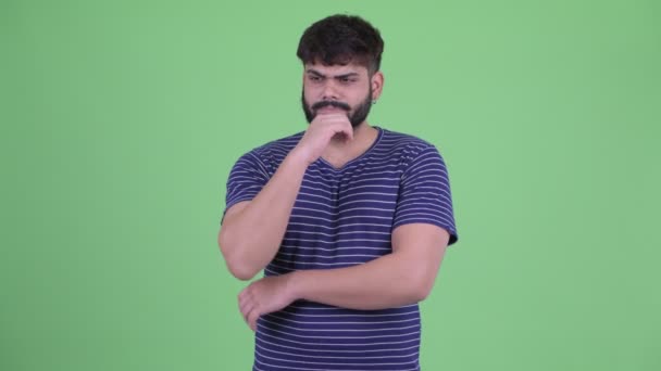 Stressato giovane sovrappeso barbuto uomo indiano pensando — Video Stock