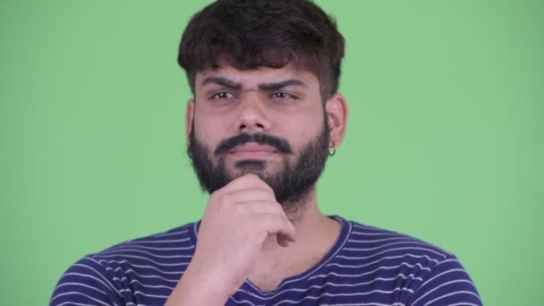 Rosto do jovem estressado com excesso de peso barbudo indiano homem pensando — Vídeo de Stock