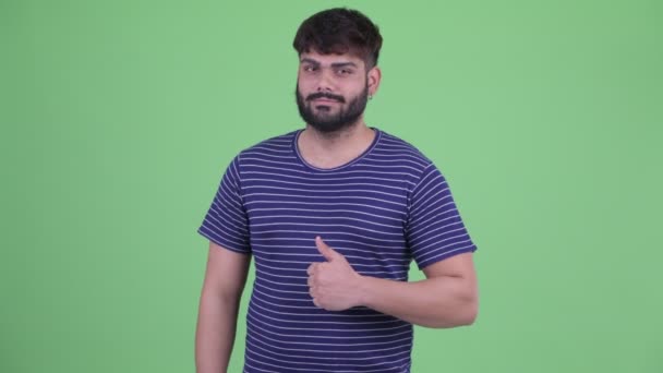 Glücklich junge übergewichtige bärtige indische Mann gibt Daumen nach oben — Stockvideo