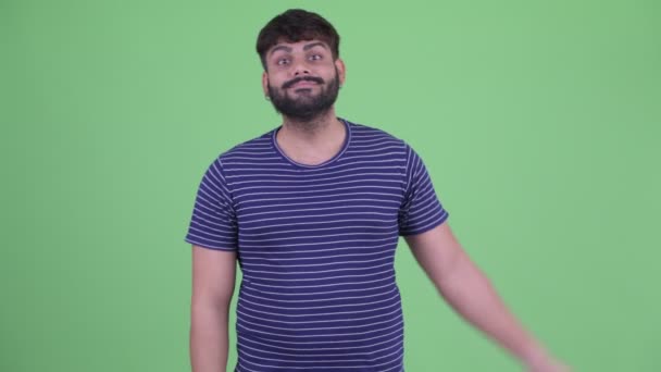 Сердитий молодий надмірна вага бородатий індійський чоловік даючи пальці вниз — стокове відео