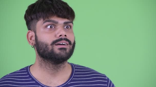 Gesicht eines glücklichen jungen übergewichtigen, bärtigen indischen Mannes, der gute Nachrichten erhält — Stockvideo