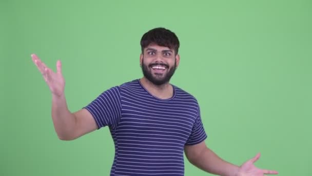 Feliz jovem sobrepeso barbudo indiano homem com gesto surpresa — Vídeo de Stock