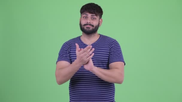 Heureux jeune homme indien barbu en surpoids applaudissements mains — Video