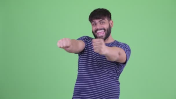 Gelukkig jong overgewicht bebaarde Indiase man dansen — Stockvideo