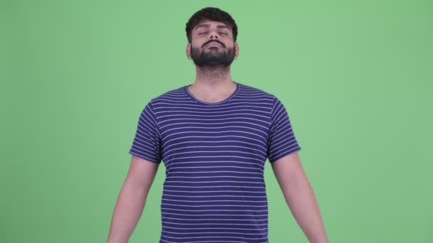 幸せな若い太りすぎのひげを生やしたインド人男性は目を閉じてリラックス — ストック動画