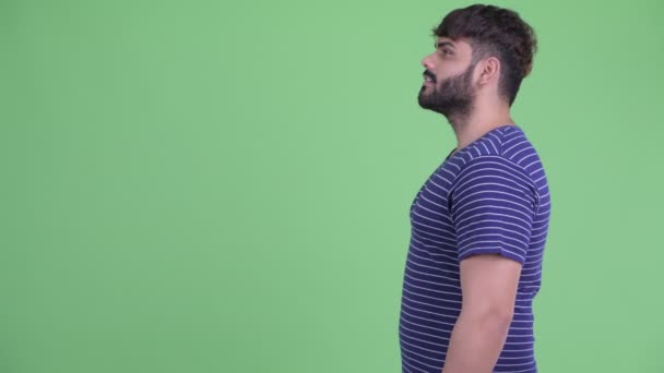 Profiel weergave van Happy Young overgewicht bebaarde Indiase man glimlachend — Stockvideo
