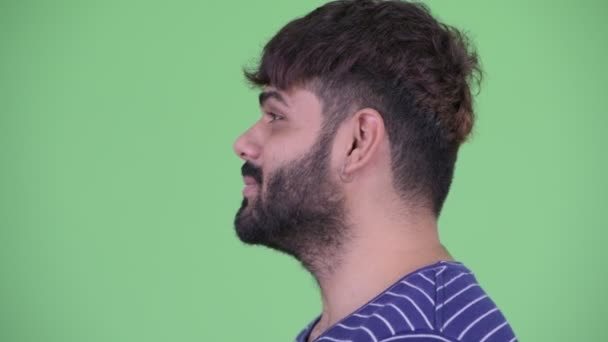 Крупним планом профіль з щасливою молодою надмірною вагою бородатий Індійська людина говорити — стокове відео
