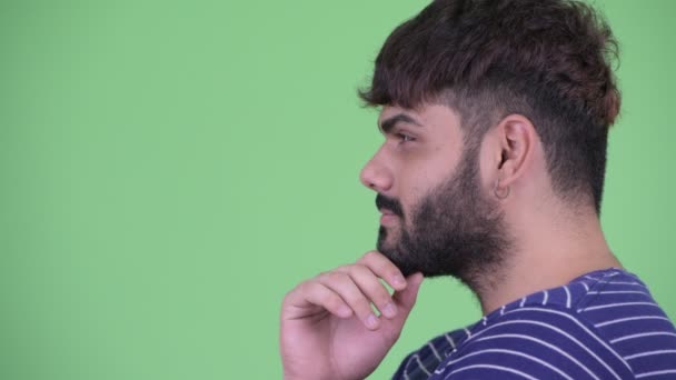 Närbild profil syn på lycklig ung övervikt skäggiga Indian man tänkande — Stockvideo