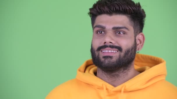 Rosto de jovens felizes com sobrepeso barbudo indiano homem pensando — Vídeo de Stock