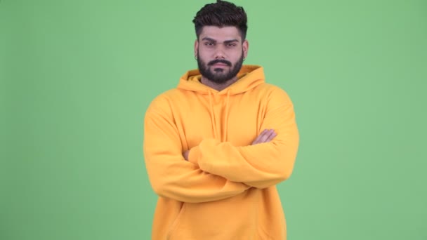 Feliz joven con sobrepeso barbudo hombre indio sonriendo con los brazos cruzados — Vídeos de Stock