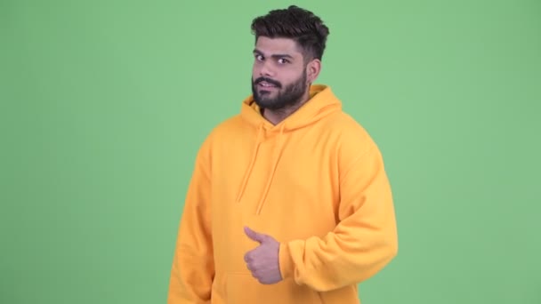 Счастливый молодой толстый бородатый индеец с большими пальцами — стоковое видео