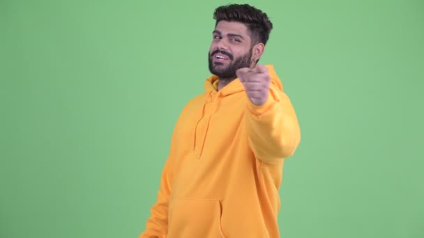 Щаслива молода надмірна вага бородатий індійський чоловік вказуючи на камеру — стокове відео