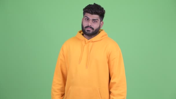 Szomorú, fiatal túlsúlyos szakállas indiai ember, amely remek — Stock videók