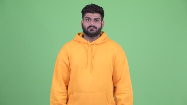 Confundido joven sobrepeso barbudo hombre indio encogiéndose de hombros — Vídeos de Stock