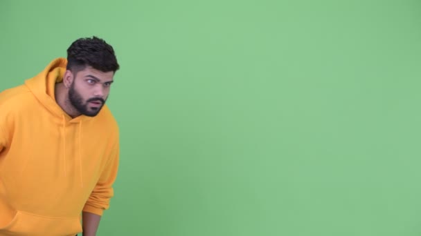 Смішні молоді надмірна вага бородатий Індійська людина втечі — стокове відео