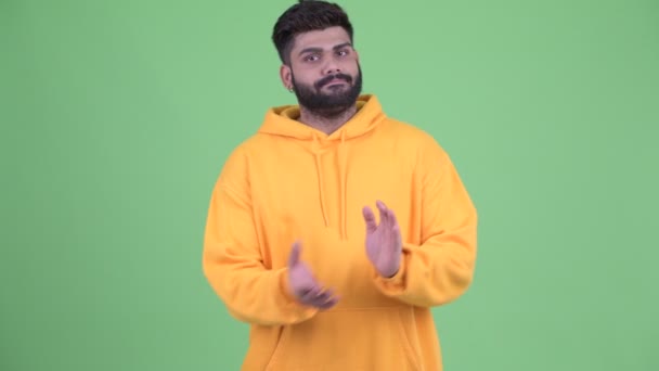 Boldog fiatal túlsúlyos szakállas indián férfi taps kezek — Stock videók