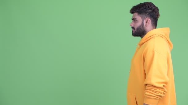 Профіль з щасливою молодою надмірною вагою бородатий індійський чоловік посміхається — стокове відео