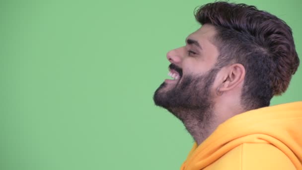 Gros plan profil vue de heureux jeune homme indien barbu en surpoids souriant — Video