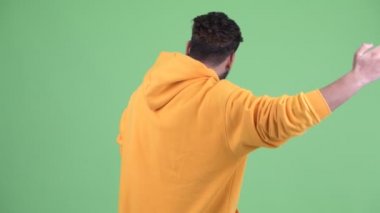 Mutlu genç kilolu sakallı Hint adam vlogging ve gösteren telefon