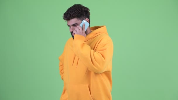 Heureux jeune homme indien barbu en surpoids parlant au téléphone — Video