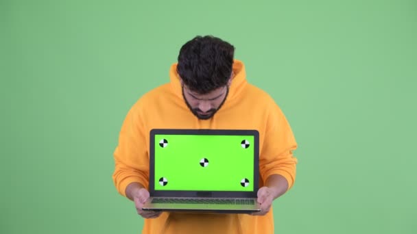 Підкреслив молоді надмірна вага бородатий індійський чоловік показує ноутбук — стокове відео