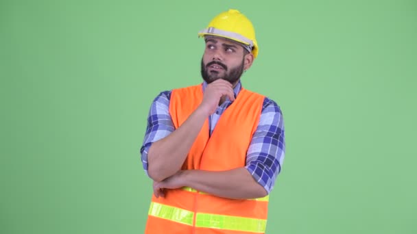 Ευτυχισμένο νεαρό υπέρβαρο μούσι Ινδικό άνθρωπος κατασκευών σκέψης — Αρχείο Βίντεο