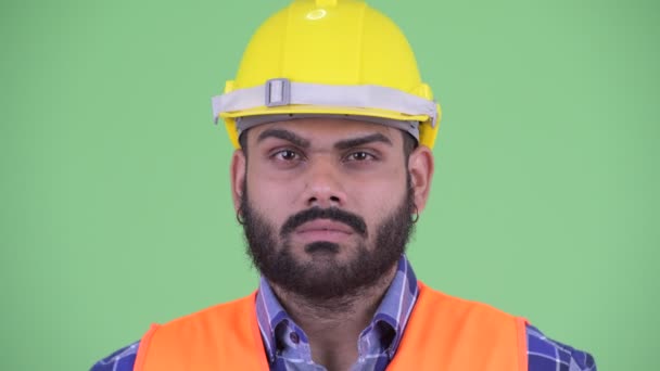 Счастливый молодой толстый бородатый индиец строитель улыбается — стоковое видео