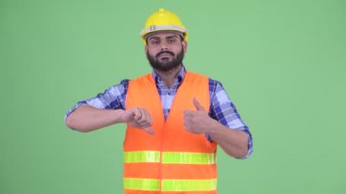 Karışık kilolu sakallı Hintli adam inşaat işçisi karar verme