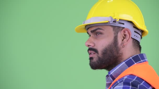 Mutlu genç kilolu sakallı Hintli adam inşaat işçisi düşünme Closeup profil görünümü — Stok video