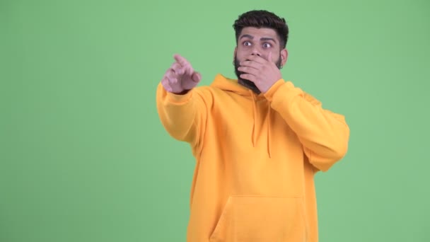 Gelukkig jong overgewicht bebaarde Indiase man wijzend vinger — Stockvideo