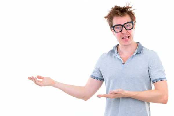 何かを示す大きな眼鏡を持つ面白い若いオタクの男 — ストック写真