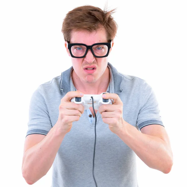 ゲームをプレイする大きな眼鏡を持つ面白い若いオタクの男 — ストック写真