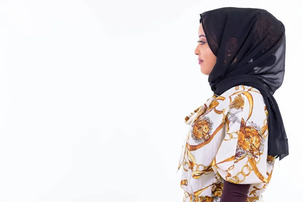 Profilo vista di giovane bella donna africana musulmana — Foto Stock