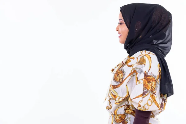 Pemandangan profil wanita muda muslim Afrika yang bahagia tersenyum — Stok Foto